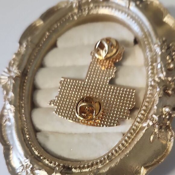 Memorial Pin - Picture 3 of 4